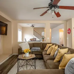 Gorgeous 4 Bedroom House W/ Private Pool Las Vegas