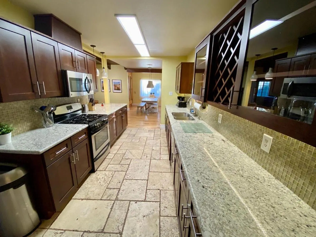 Newer Ranch With Pool And Hot Tub Near The Strip And Freemont Street. Villa Las Vegas